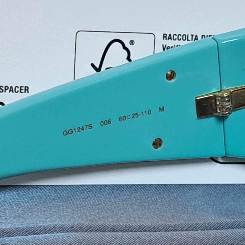 GUCCI -
Tiffany Blue Oval Sunglasses - Picture 5 of 12